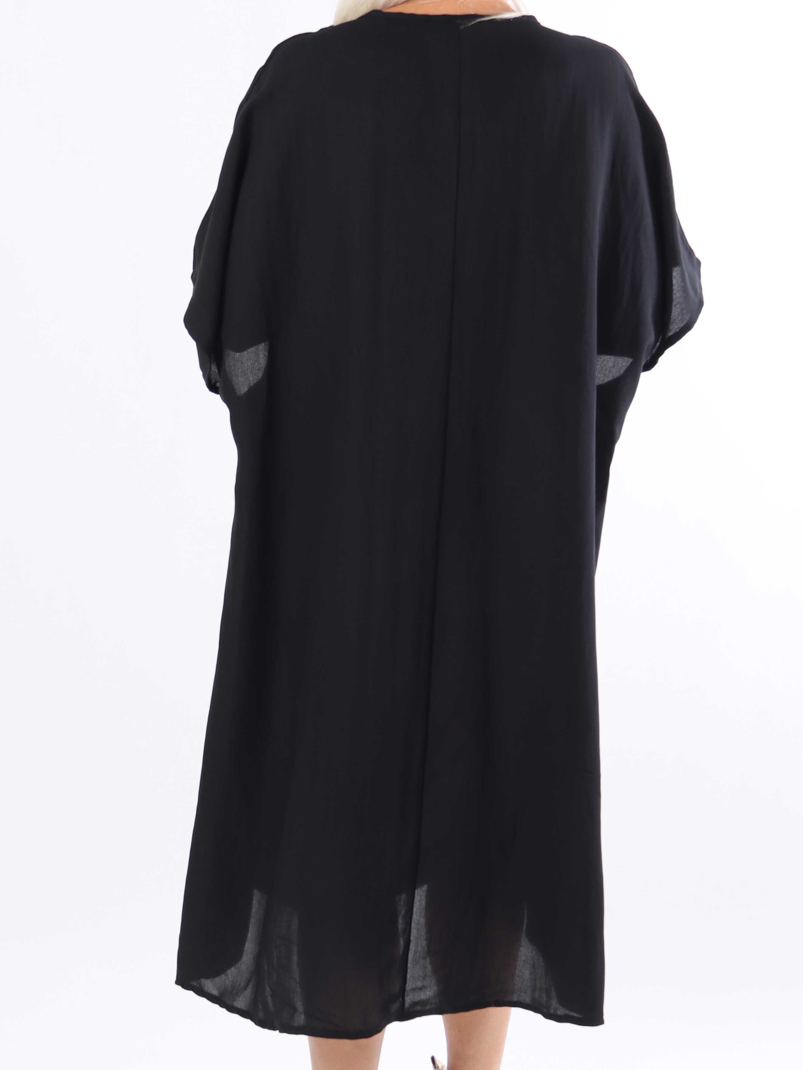 Astrid - Enkel plus size-klänning med v-ringning